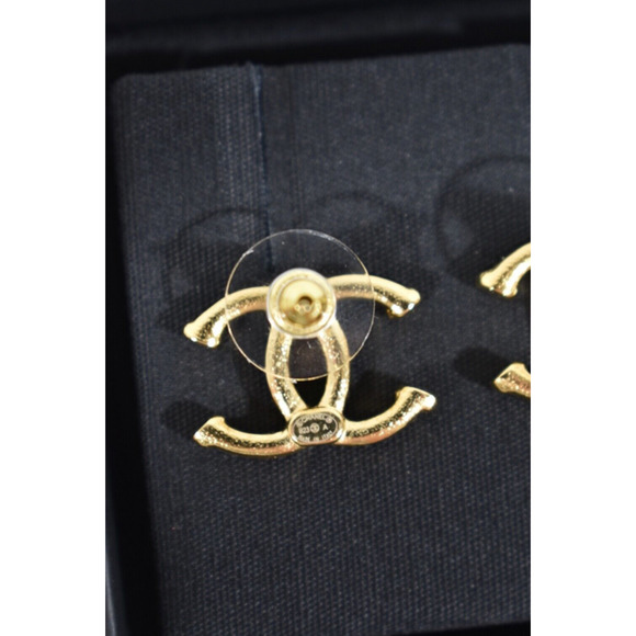 Chanel 23A Gold Hammered Interlocking CC Logo Classic Statement Stud Earrings - Picture 11 of 12